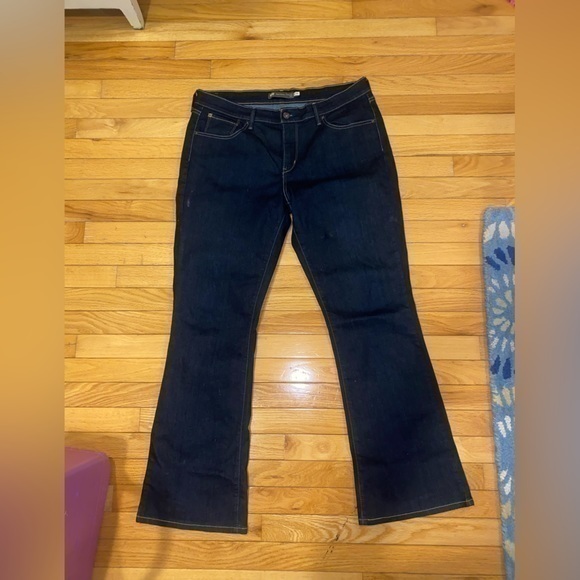 Levi Demi Curve Boot Cut - Picture 1 of 9